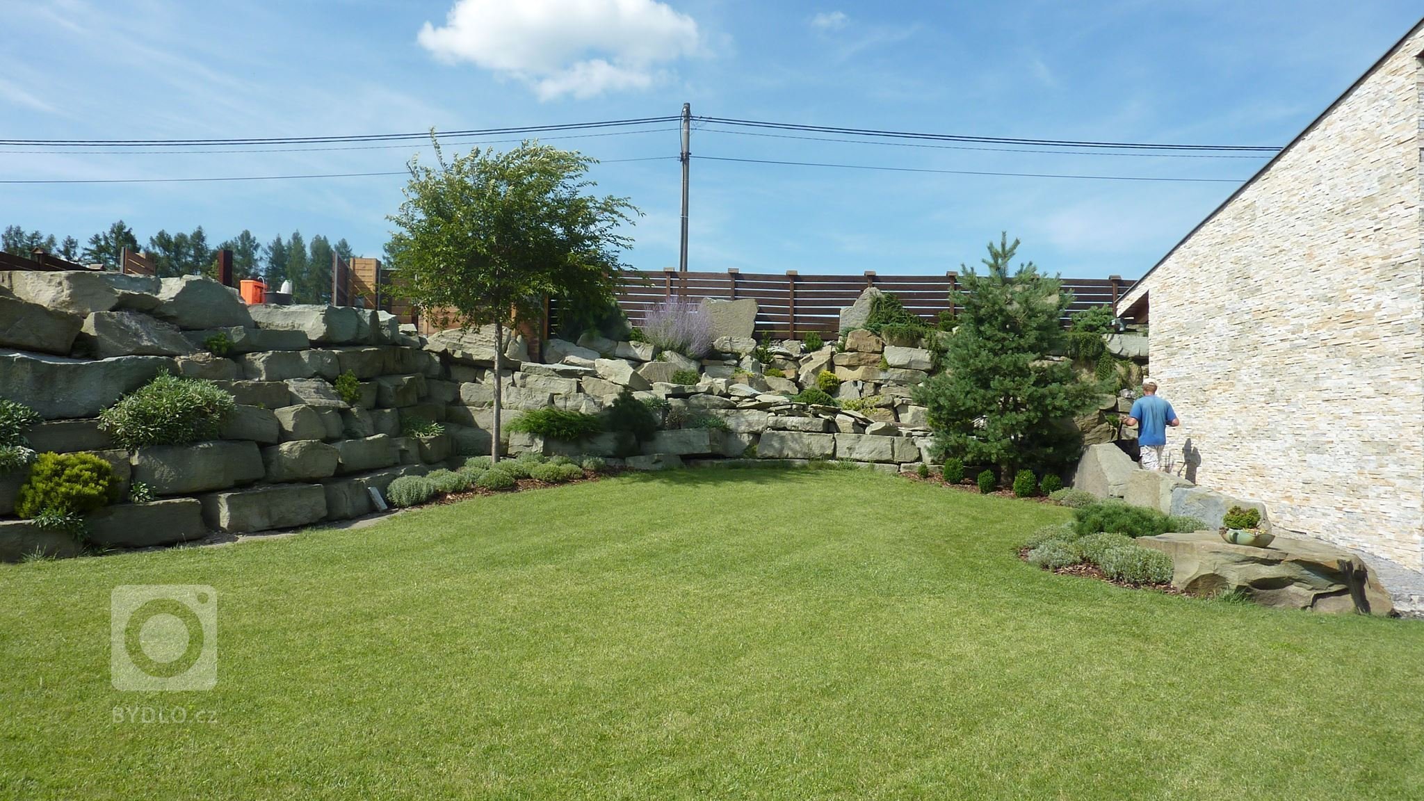 Zahrada s jezírkem a skalkou