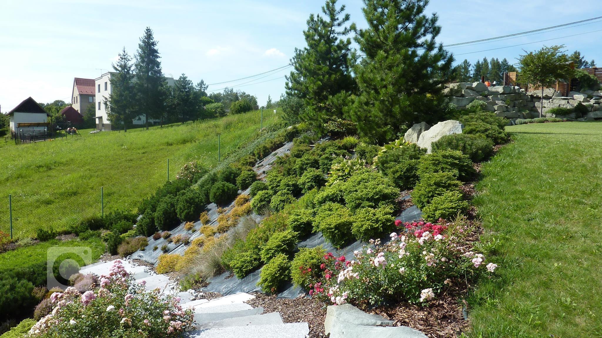 Zahrada s jezírkem a skalkou