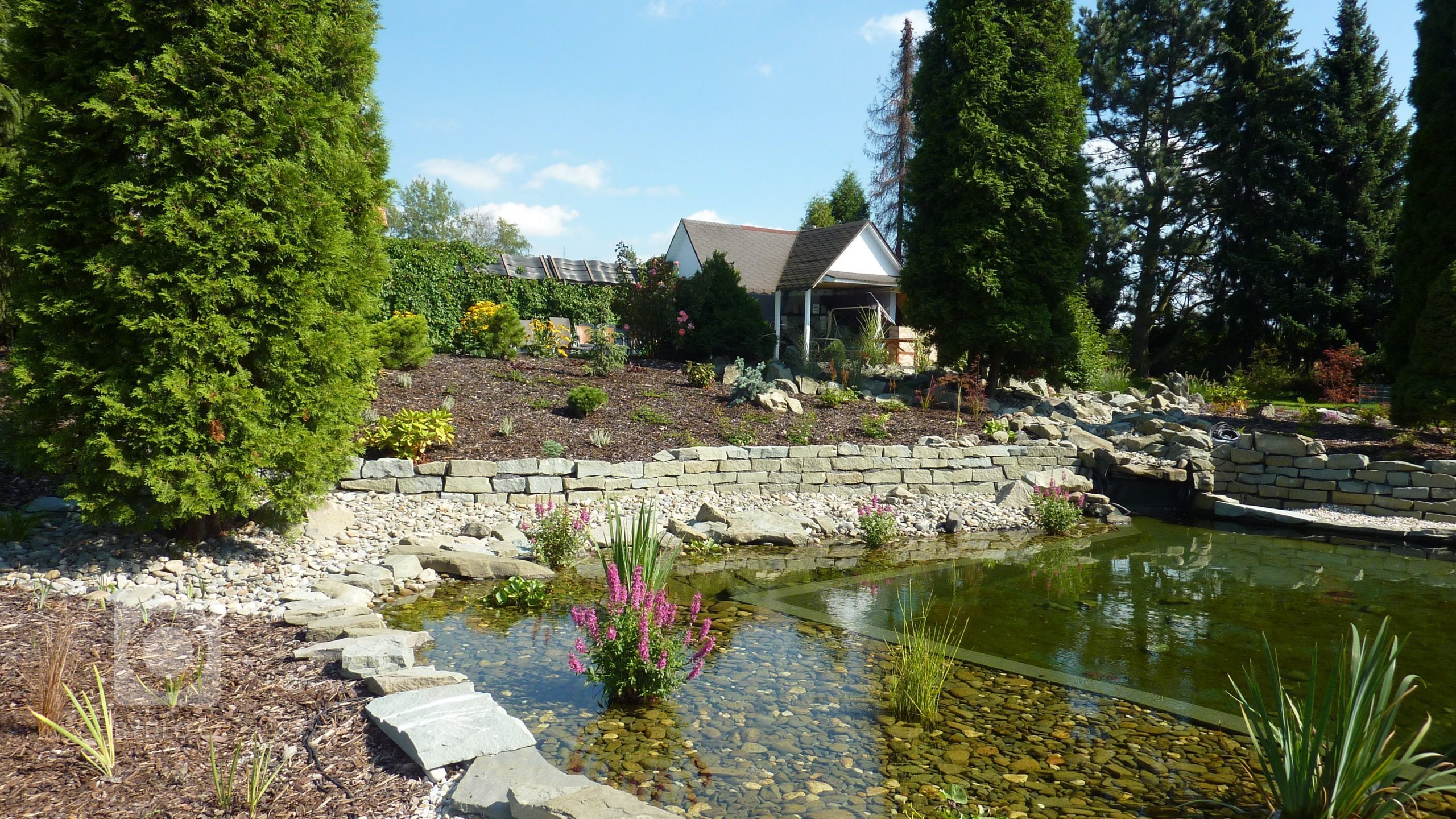 Zahrada s jezírkem a skalkou