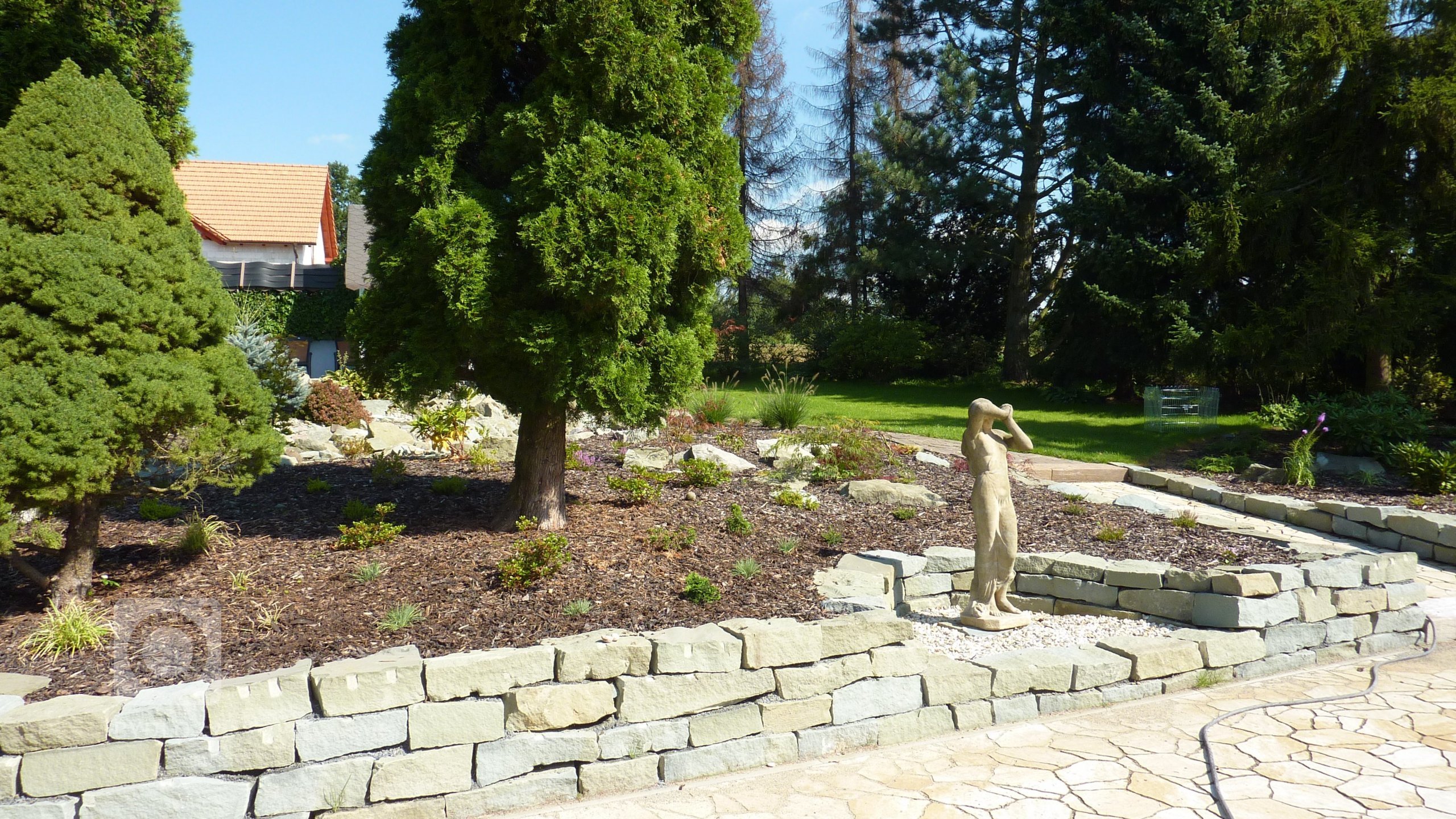 Zahrada s jezírkem a skalkou