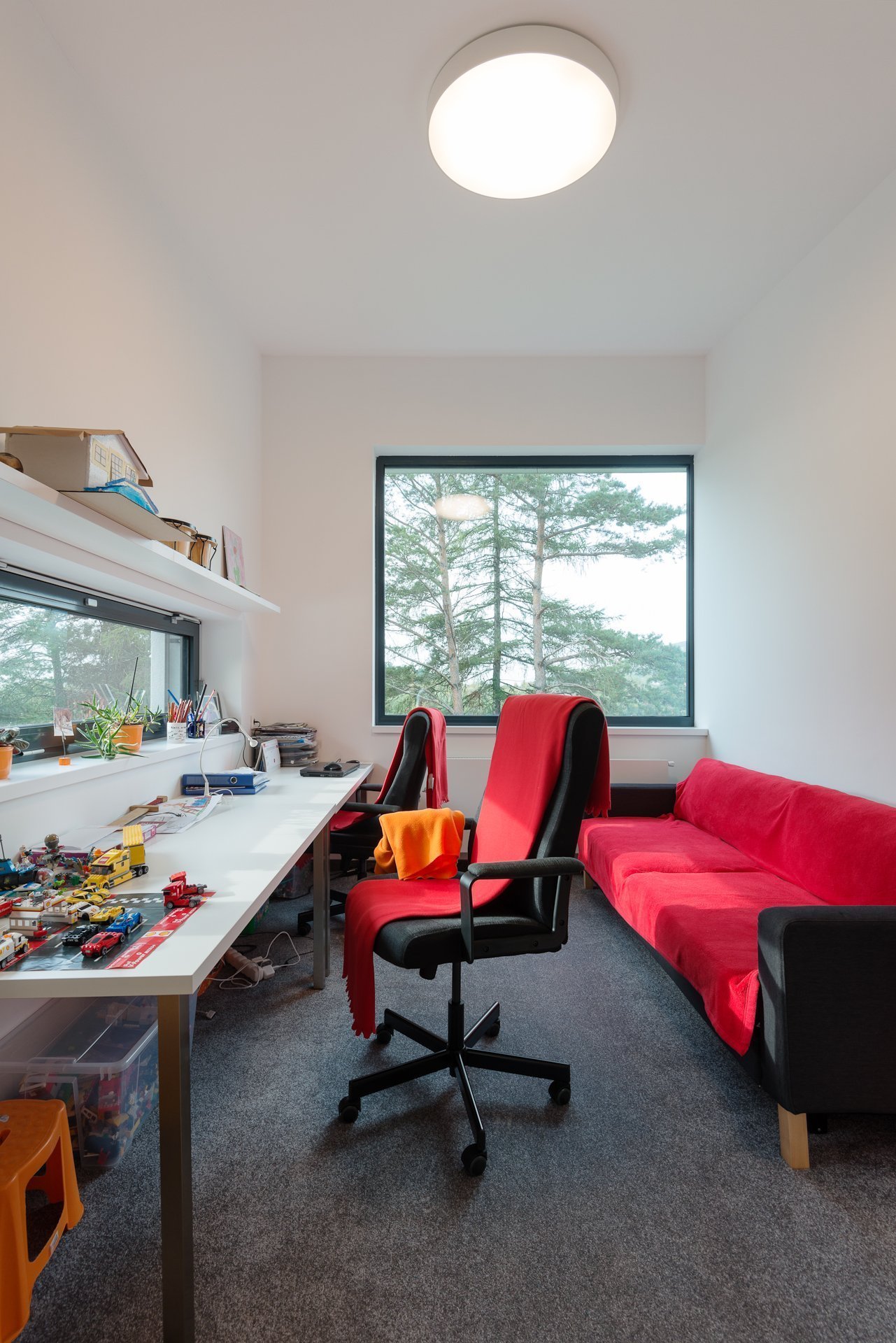 Elegantní dům pod svahem