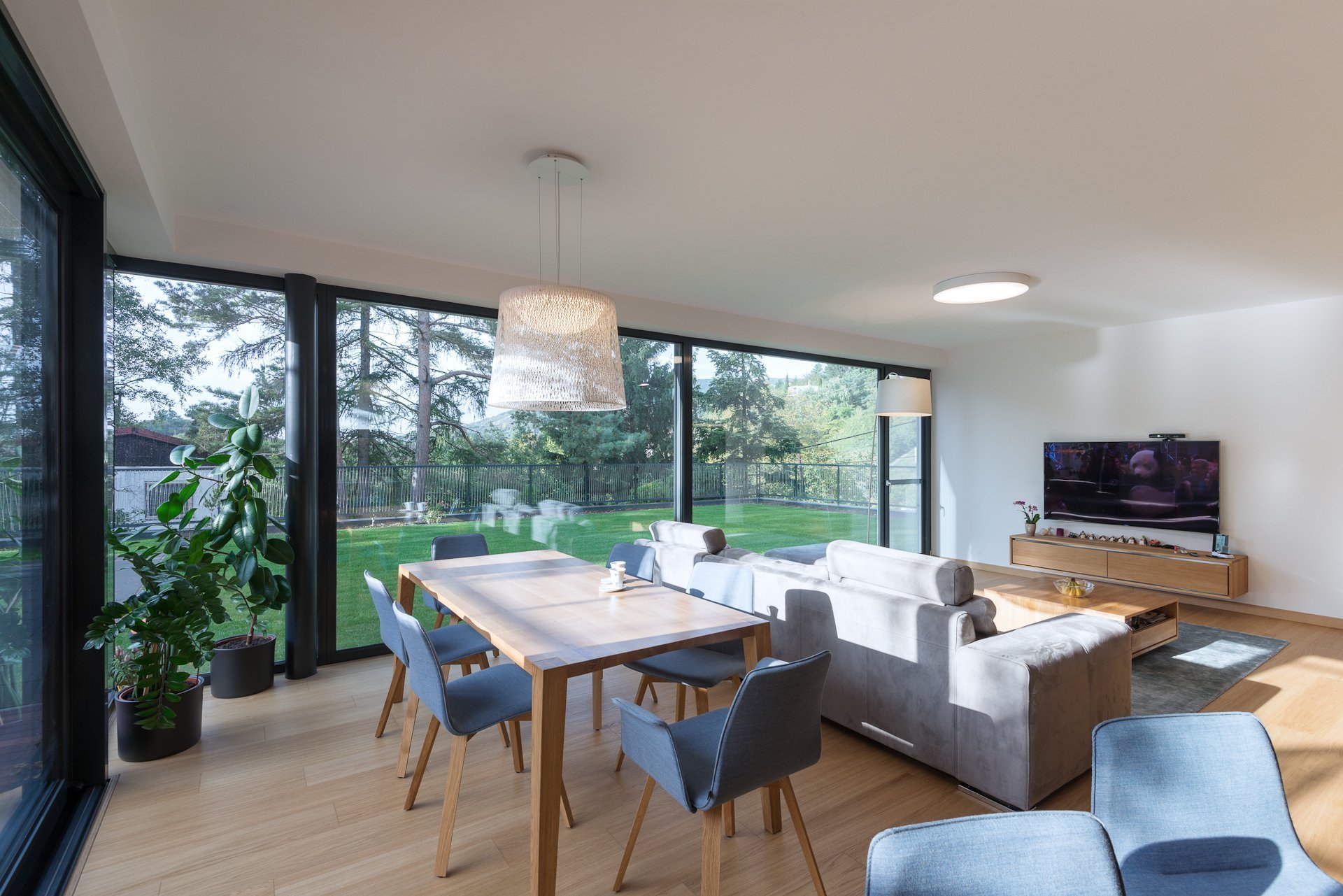 Elegantní dům pod svahem