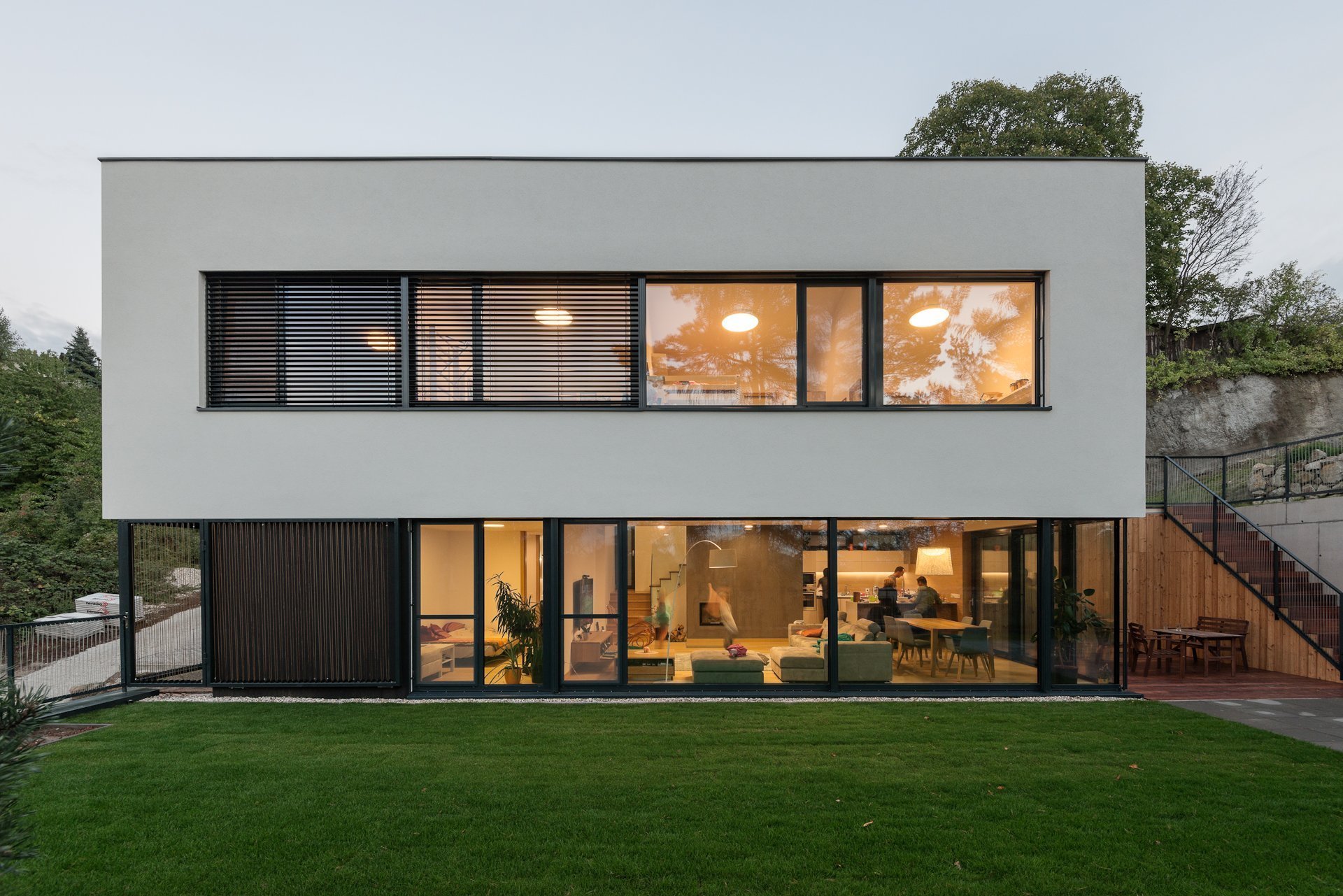 Elegantní dům pod svahem