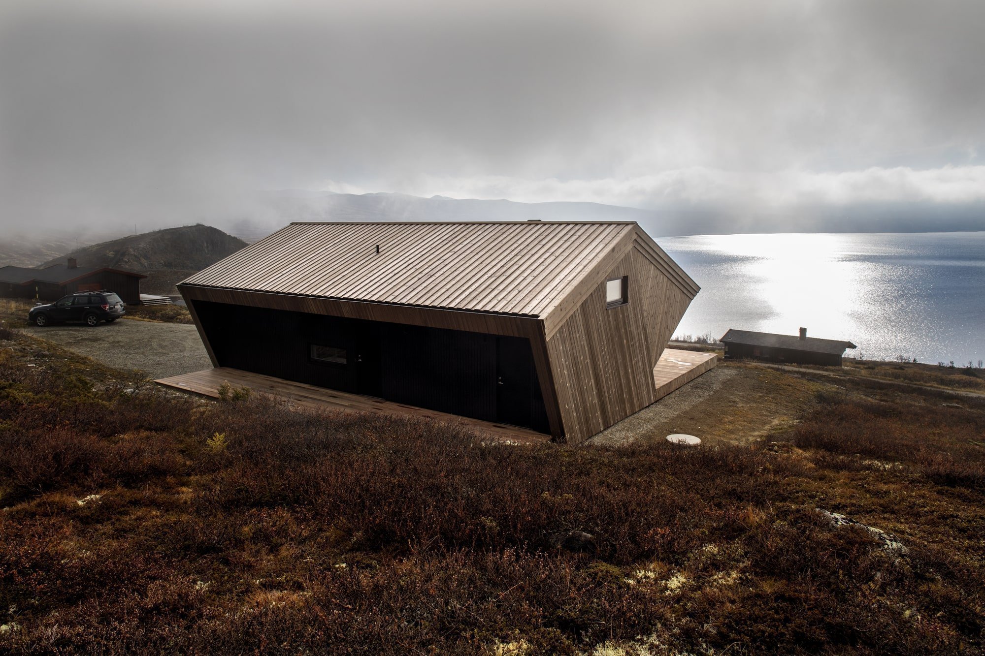 Chatu ukryli do kapuce, aby ji ochránili před špatným počasím