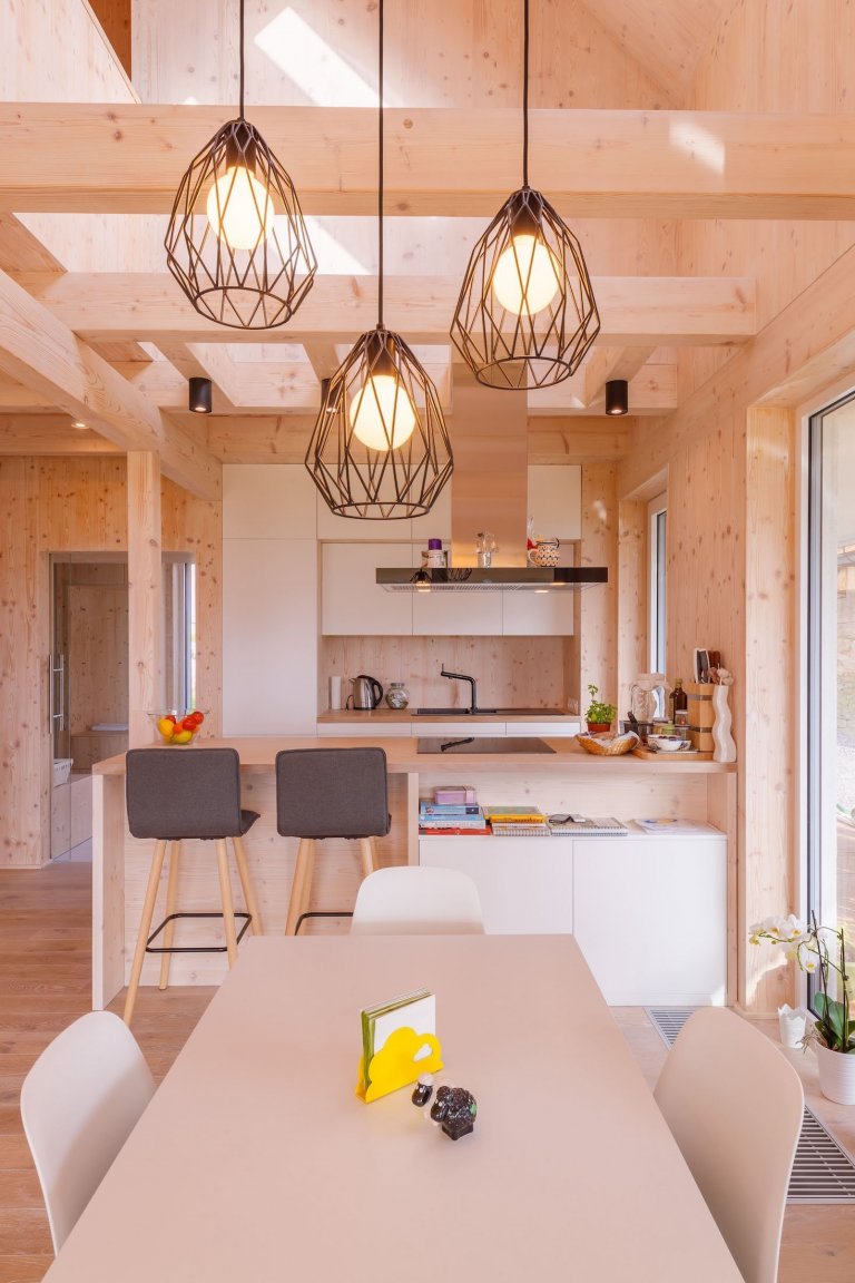 Moderní dřevostavba citlivě začleněna mezi tradiční domy