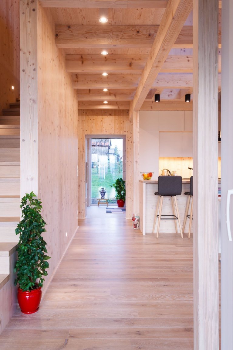 Moderní dřevostavba citlivě začleněna mezi tradiční domy