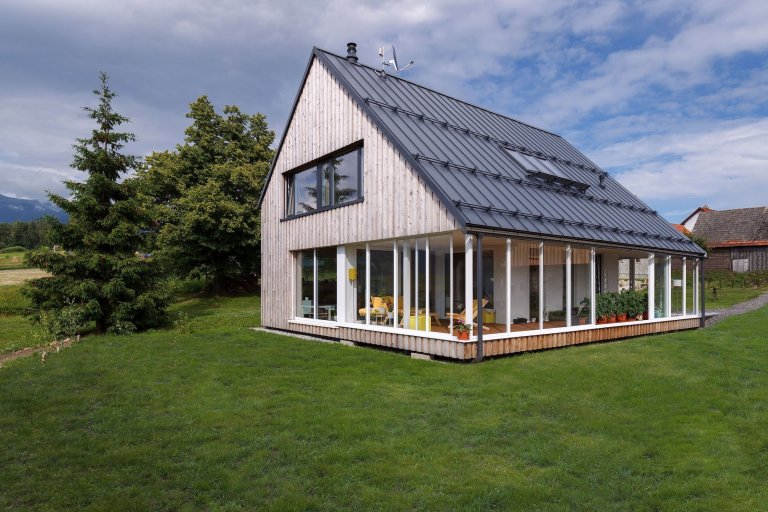 Moderní dřevostavba citlivě začleněna mezi tradiční domy