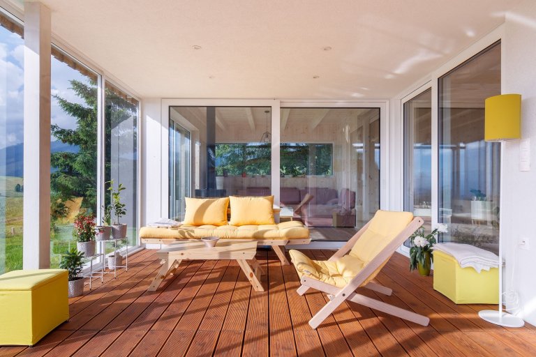 Moderní dřevostavba citlivě začleněna mezi tradiční domy