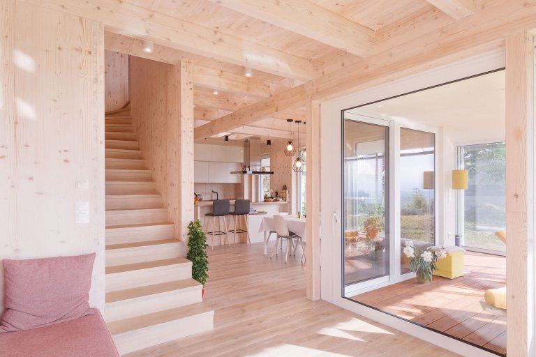 Moderní dřevostavba citlivě začleněna mezi tradiční domy