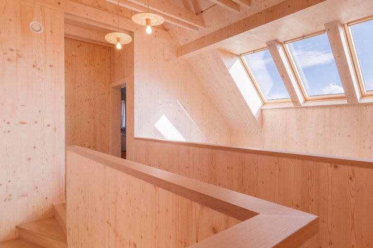 Moderní dřevostavba citlivě začleněna mezi tradiční domy