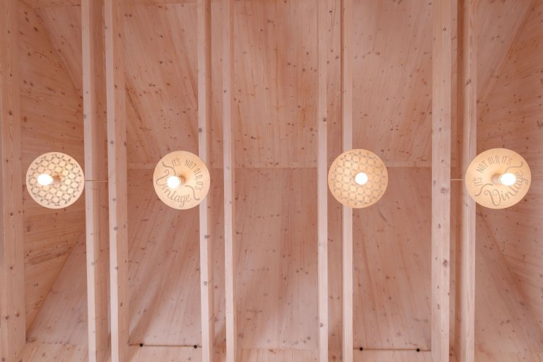 Moderní dřevostavba citlivě začleněna mezi tradiční domy