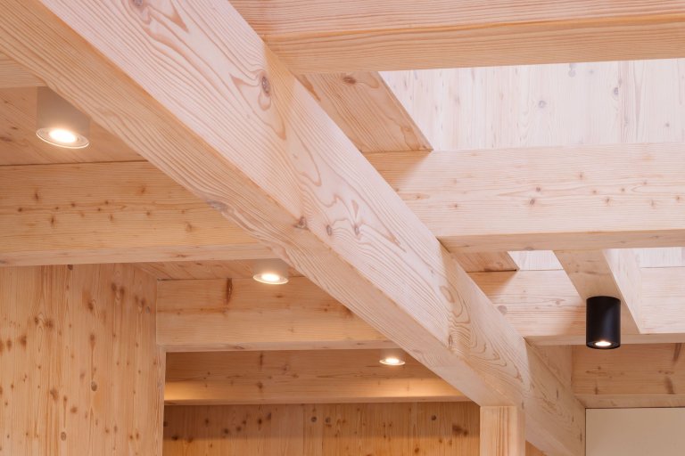 Moderní dřevostavba citlivě začleněna mezi tradiční domy