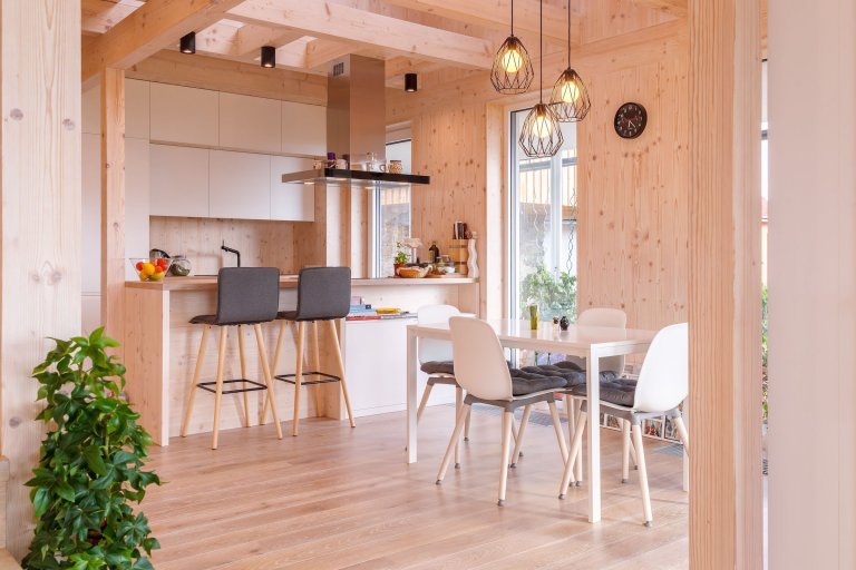 Moderní dřevostavba citlivě začleněna mezi tradiční domy