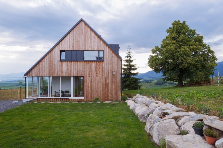 Moderní dřevostavba citlivě začleněna mezi tradiční domy