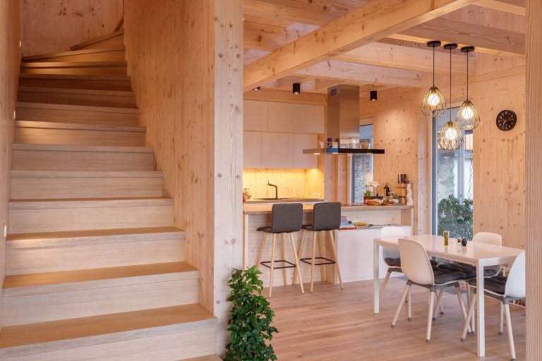 Moderní dřevostavba citlivě začleněna mezi tradiční domy