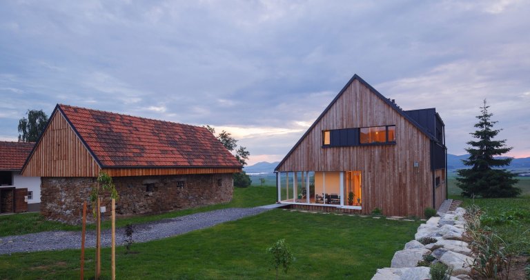 Moderní dřevostavba citlivě začleněna mezi tradiční domy