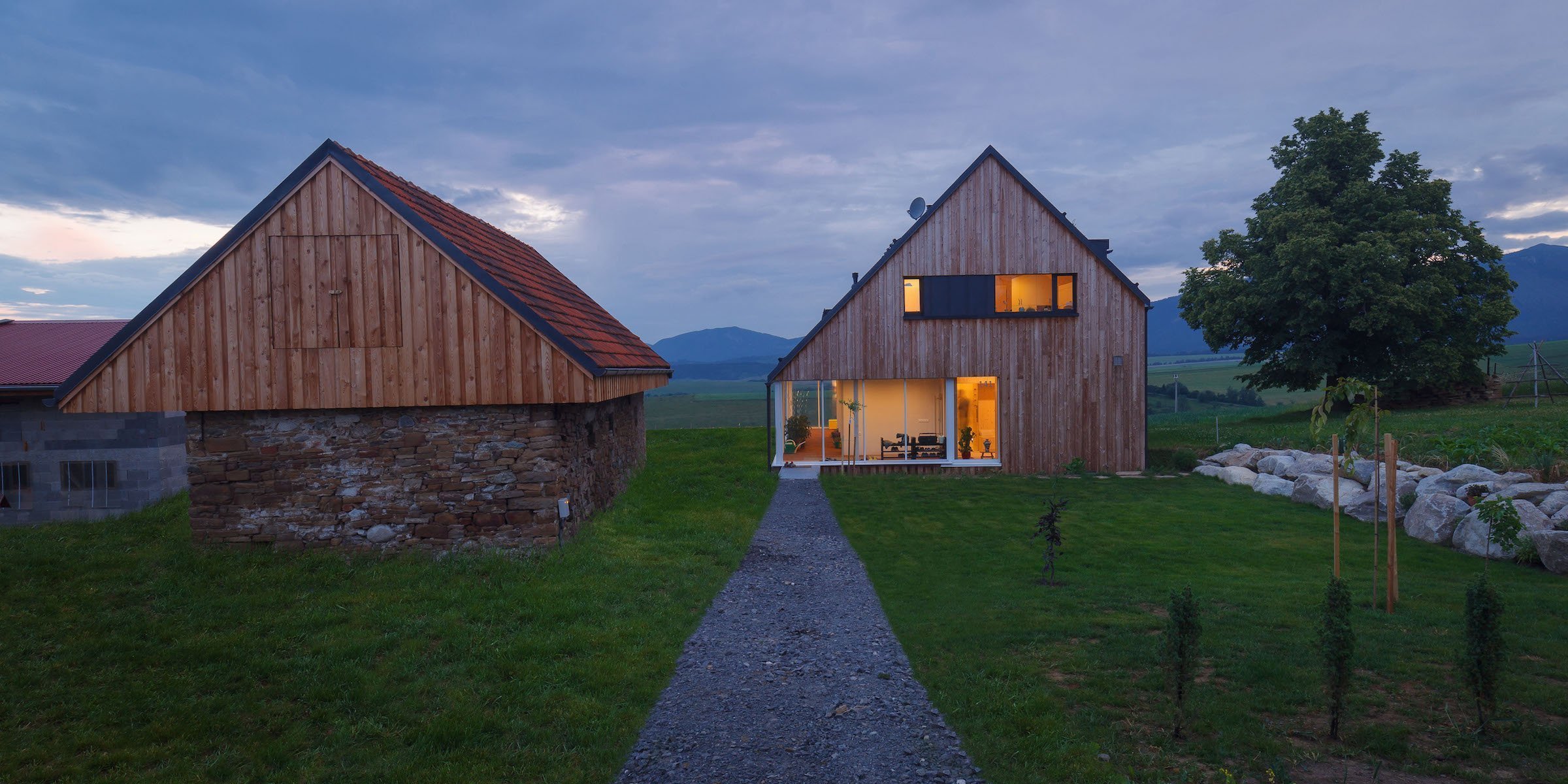 Moderní dřevostavba citlivě začleněna mezi tradiční domy