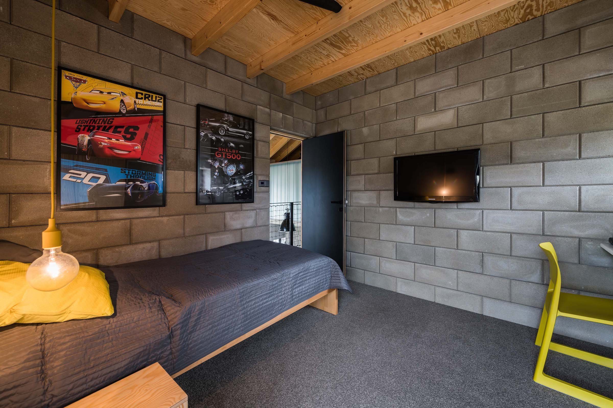 Rekonstrukce domu ze 70. let s industriálním interiérem