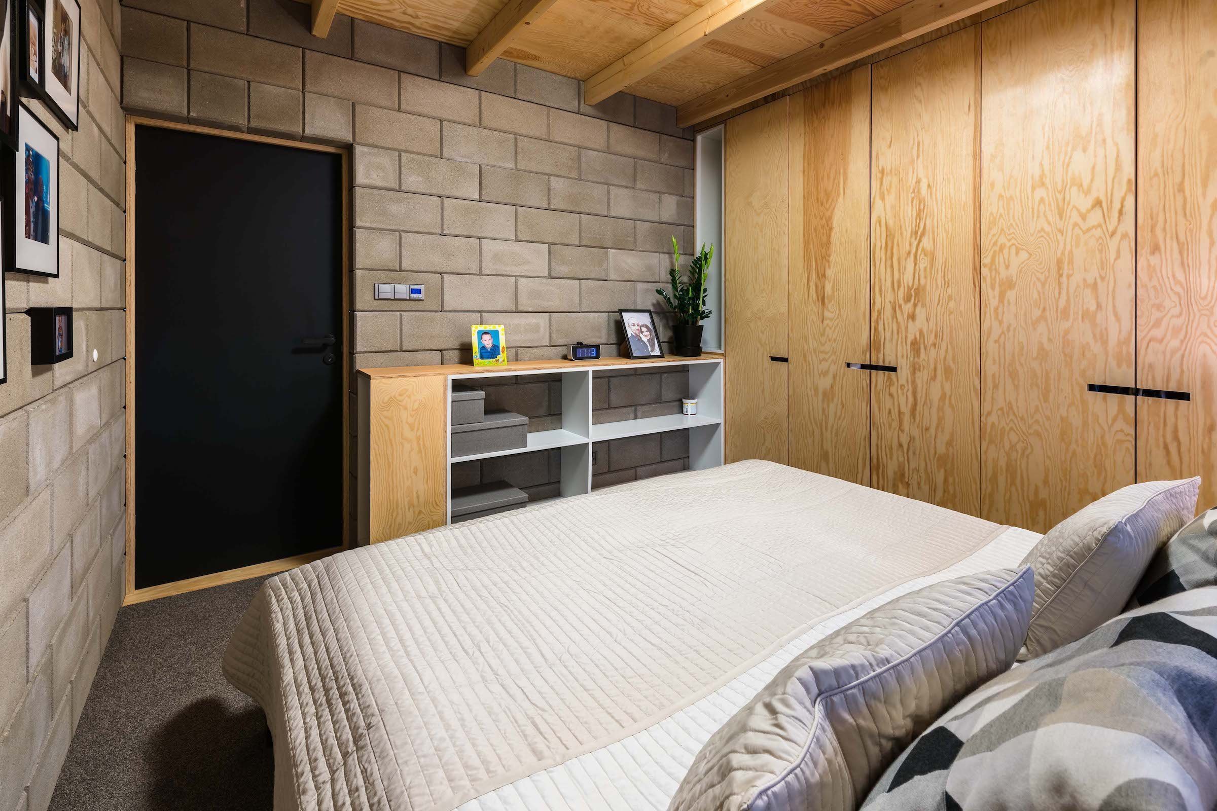 Rekonstrukce domu ze 70. let s industriálním interiérem