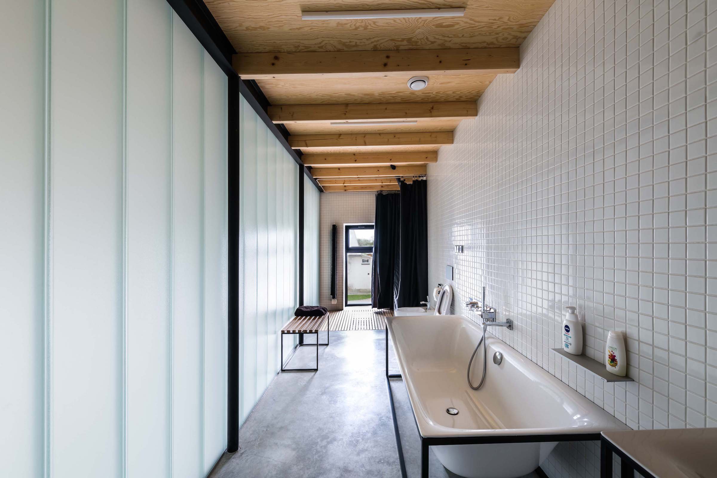 Rekonstrukce domu ze 70. let s industriálním interiérem