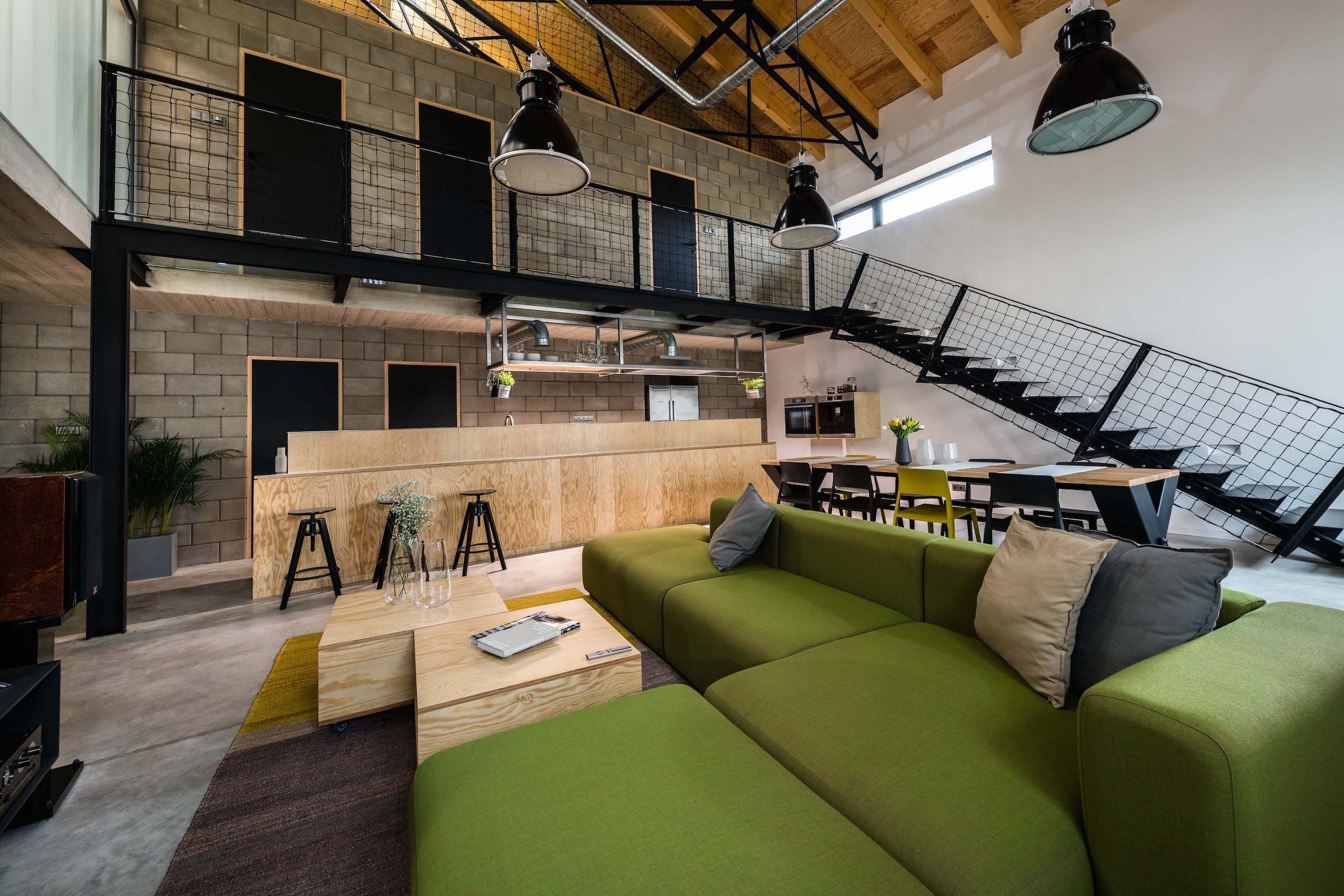 Rekonstrukce domu ze 70. let s industriálním interiérem