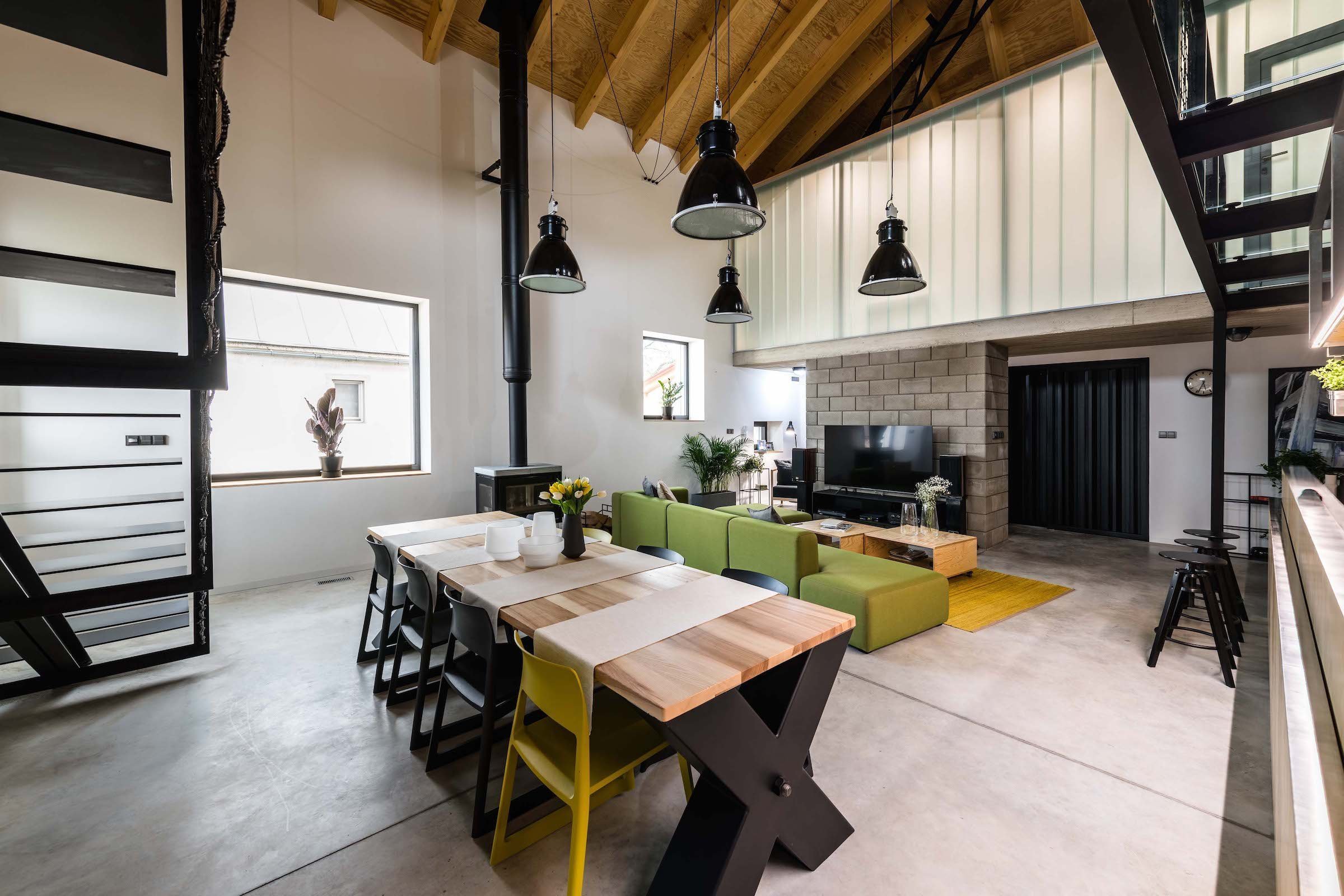 Rekonstrukce domu ze 70. let s industriálním interiérem