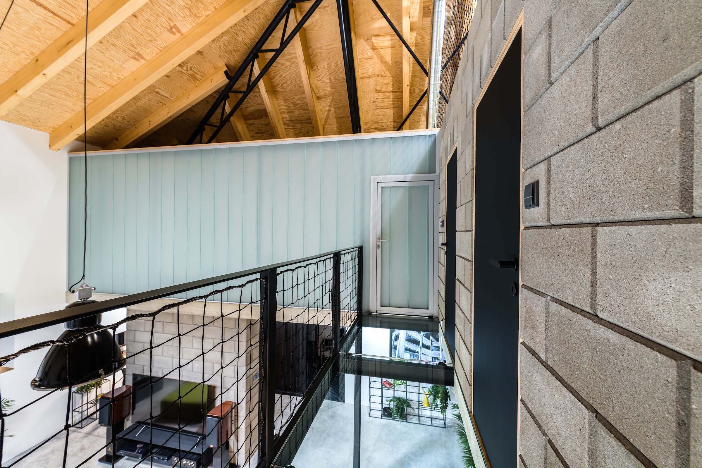 Rekonstrukce domu ze 70. let s industriálním interiérem