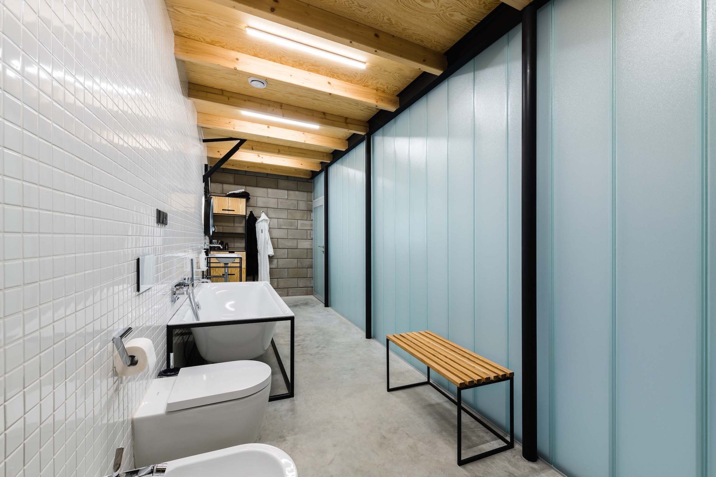 Rekonstrukce domu ze 70. let s industriálním interiérem