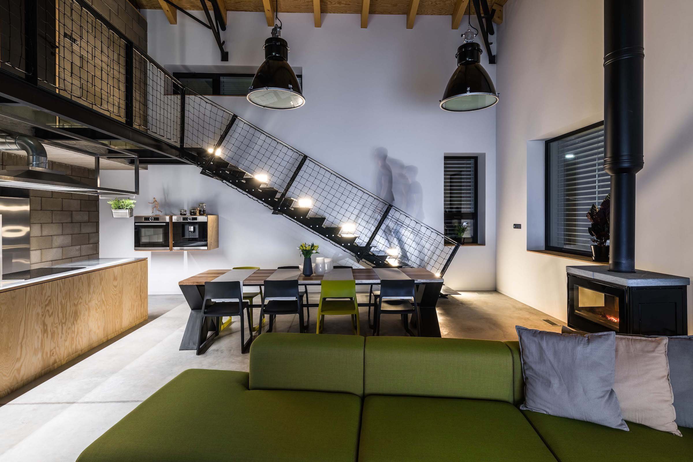 Rekonstrukce domu ze 70. let s industriálním interiérem