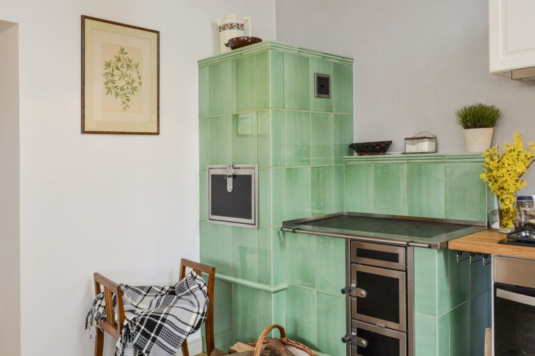 Kachlový sporák pro rekonstruovaný podkrovní byt