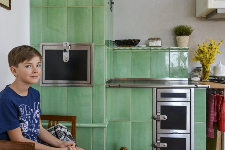 Kachlový sporák pro rekonstruovaný podkrovní byt