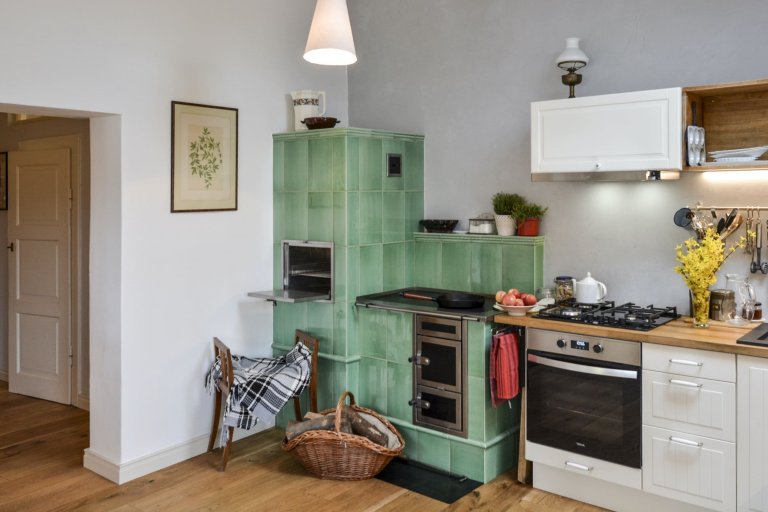 Kachlový sporák pro rekonstruovaný podkrovní byt