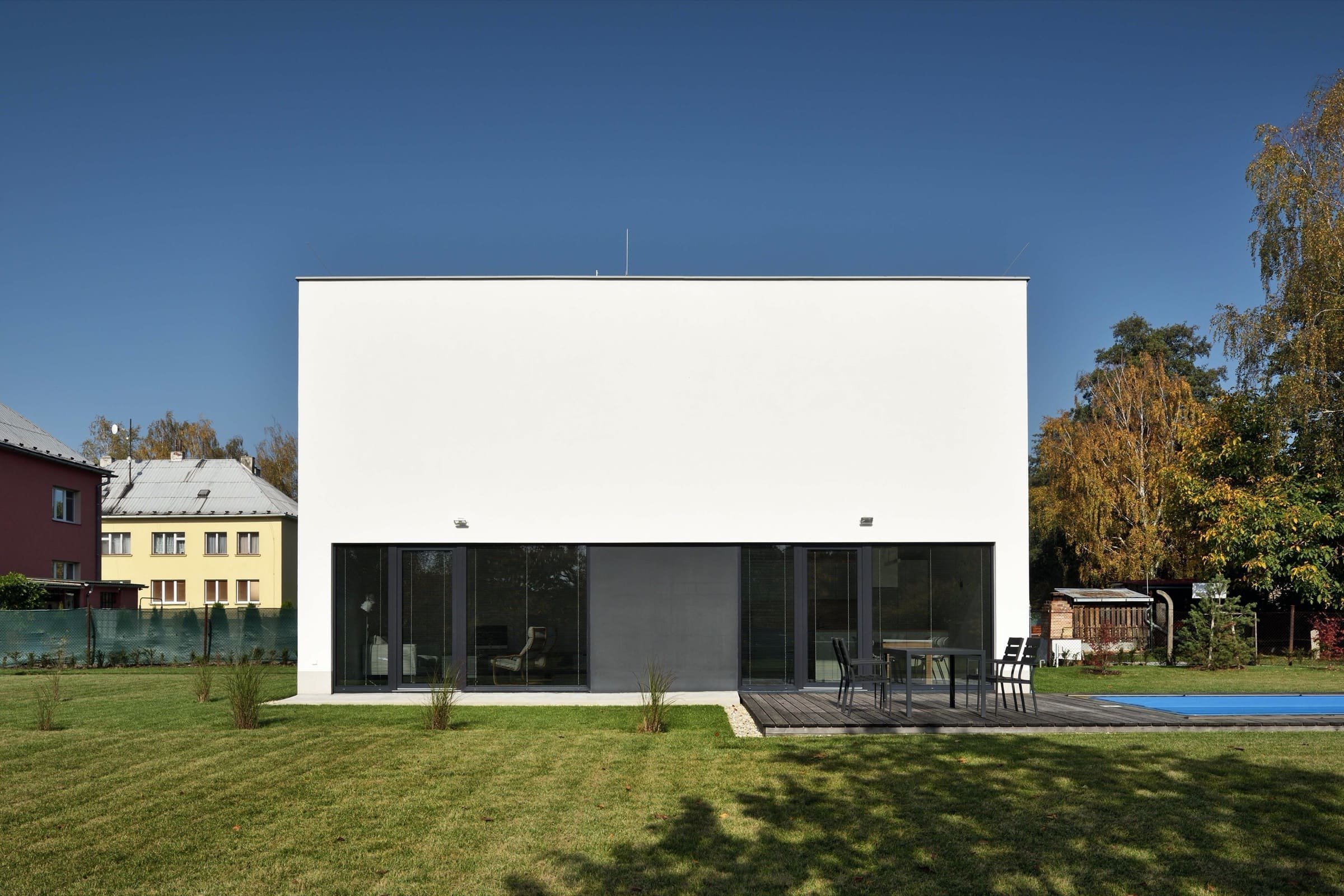 Dům je vyzděný z cihelných bloků, stropy jsou panelové