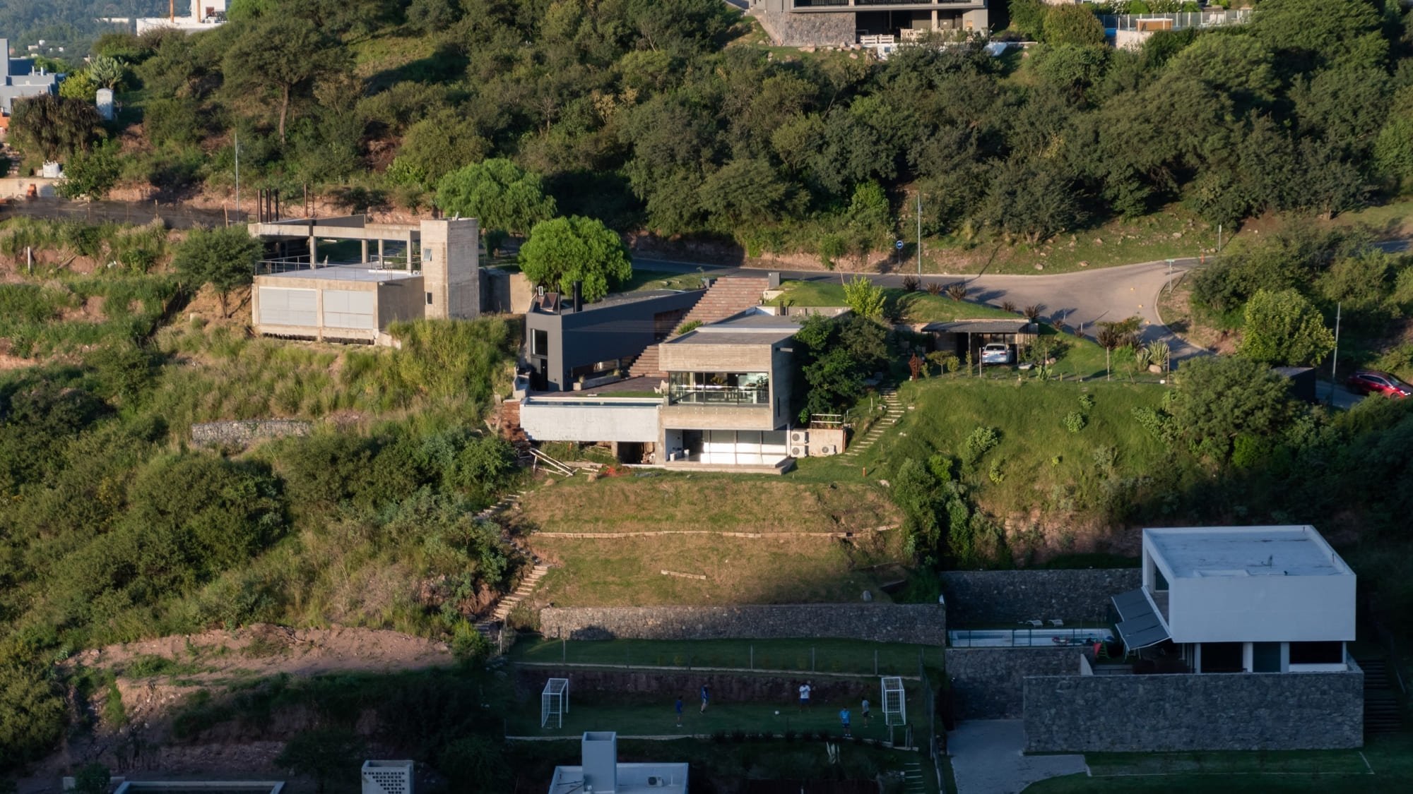 Rovinný pozemek dnes už pro stavbu domu není nezbytností