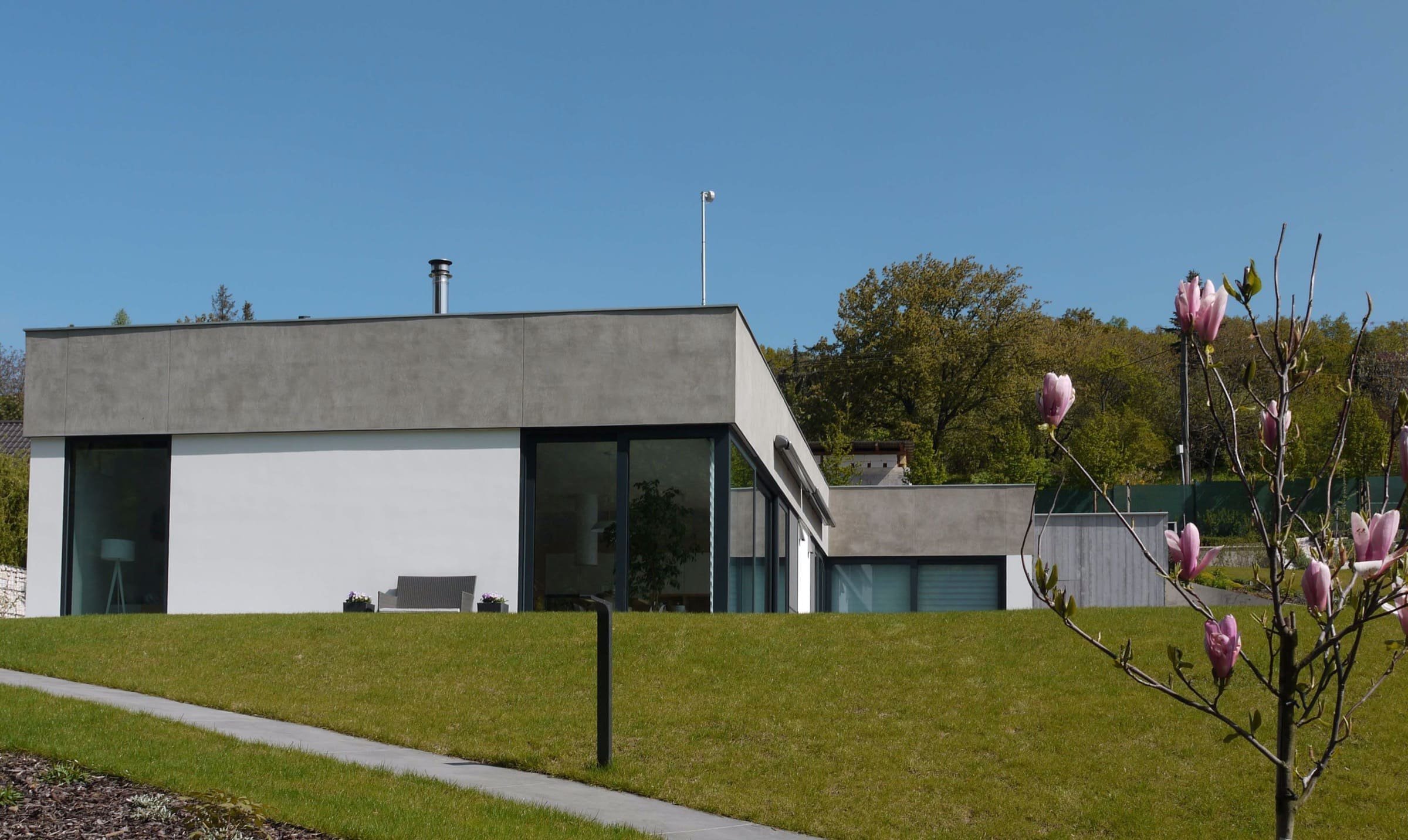 Jednopodlažní dům se zelenou střechou