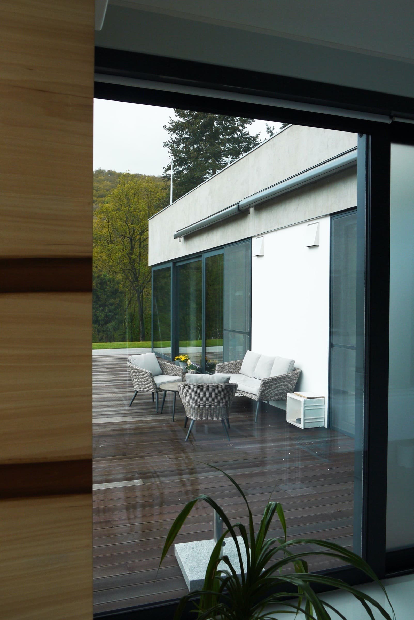 Jednopodlažní dům se zelenou střechou