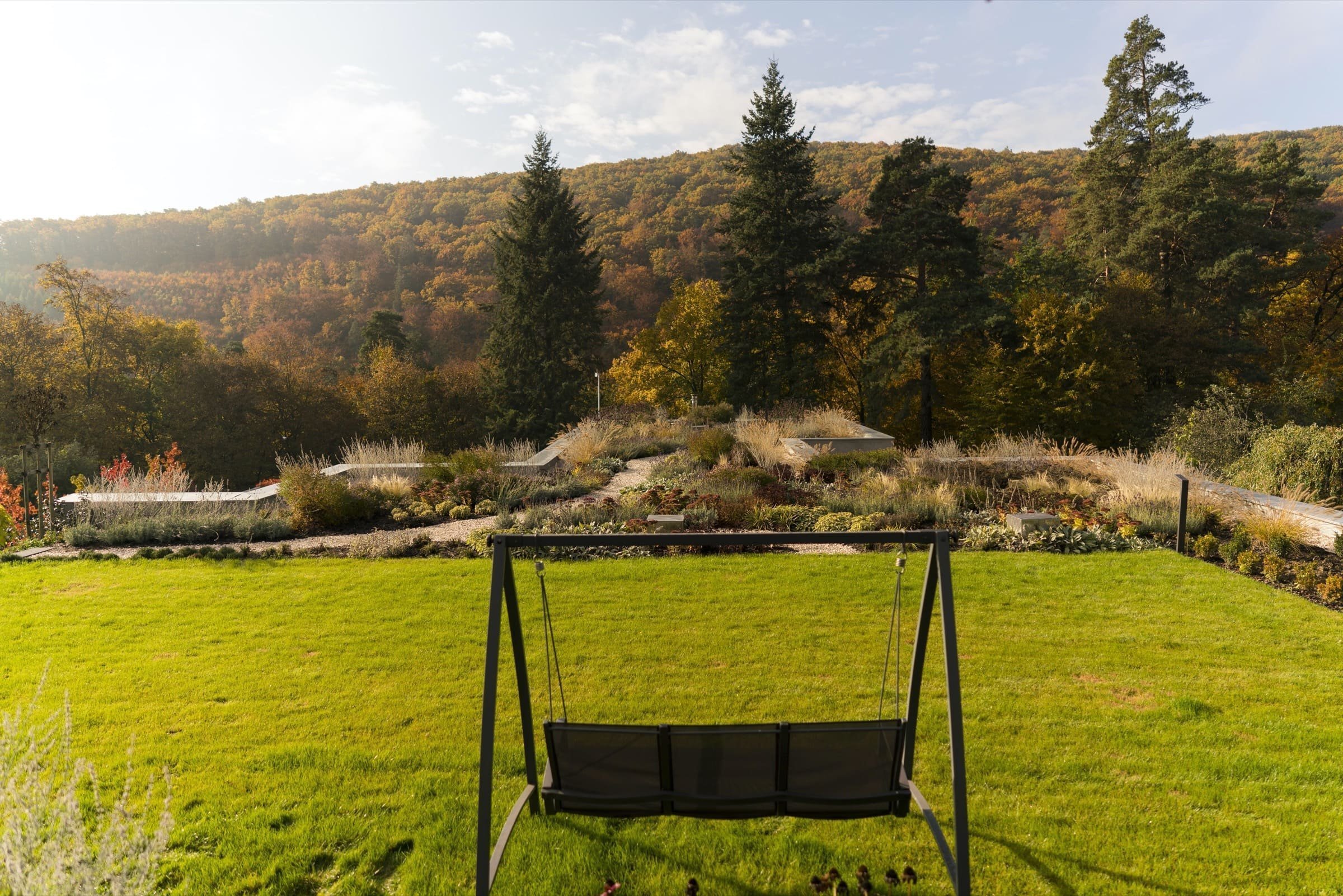 Jednopodlažní dům se zelenou střechou