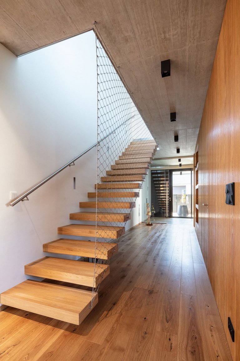 Atriový dům s kamennou fasádou