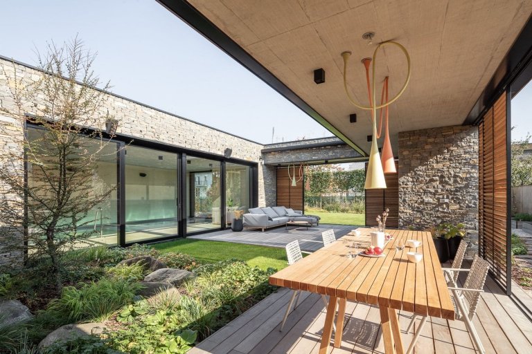 Atriový dům s kamennou fasádou