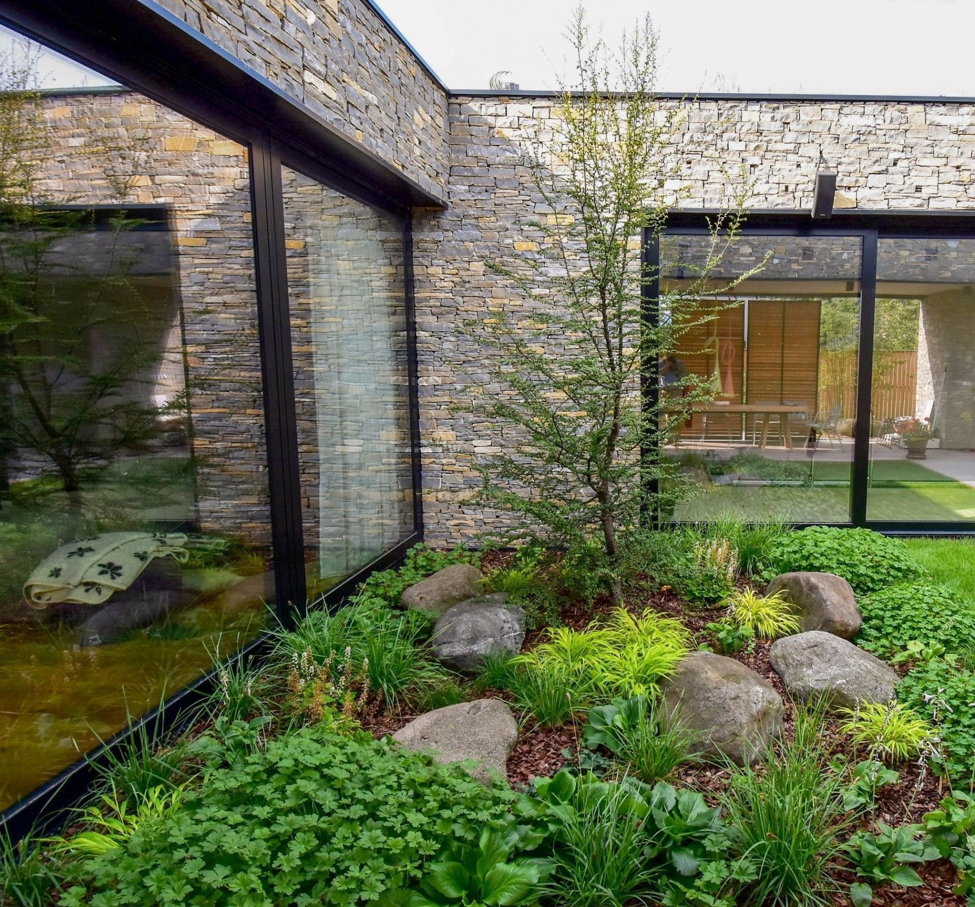 Atriový dům s kamennou fasádou