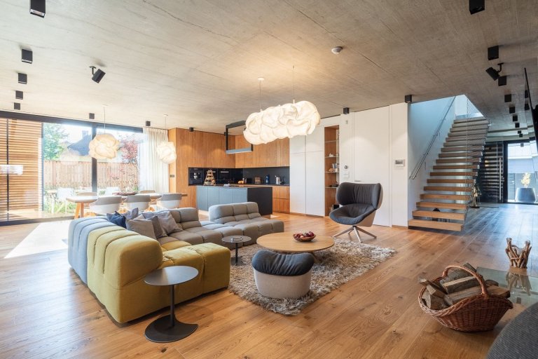 Moderní interiér s otevřeným prostorem. Podlaha z masivního dřeva prostor opticky zatepluje