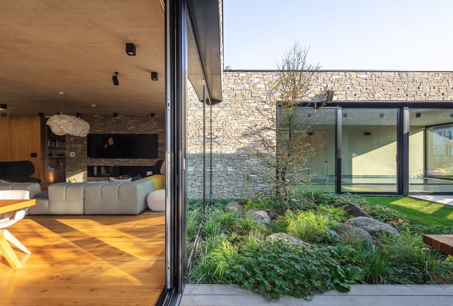 Atriový dům s kamennou fasádou