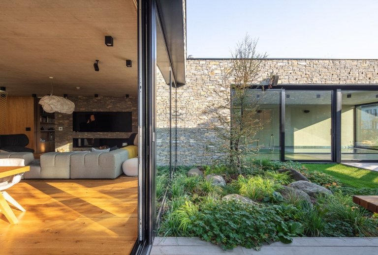 Atriový dům s kamennou fasádou