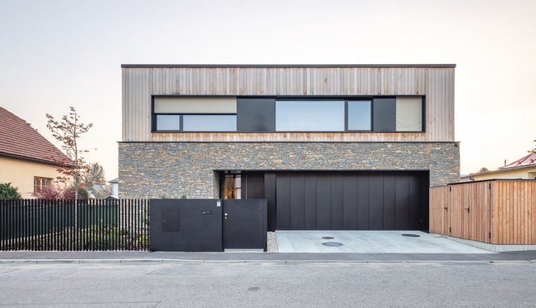 Atriový dům s kamennou fasádou