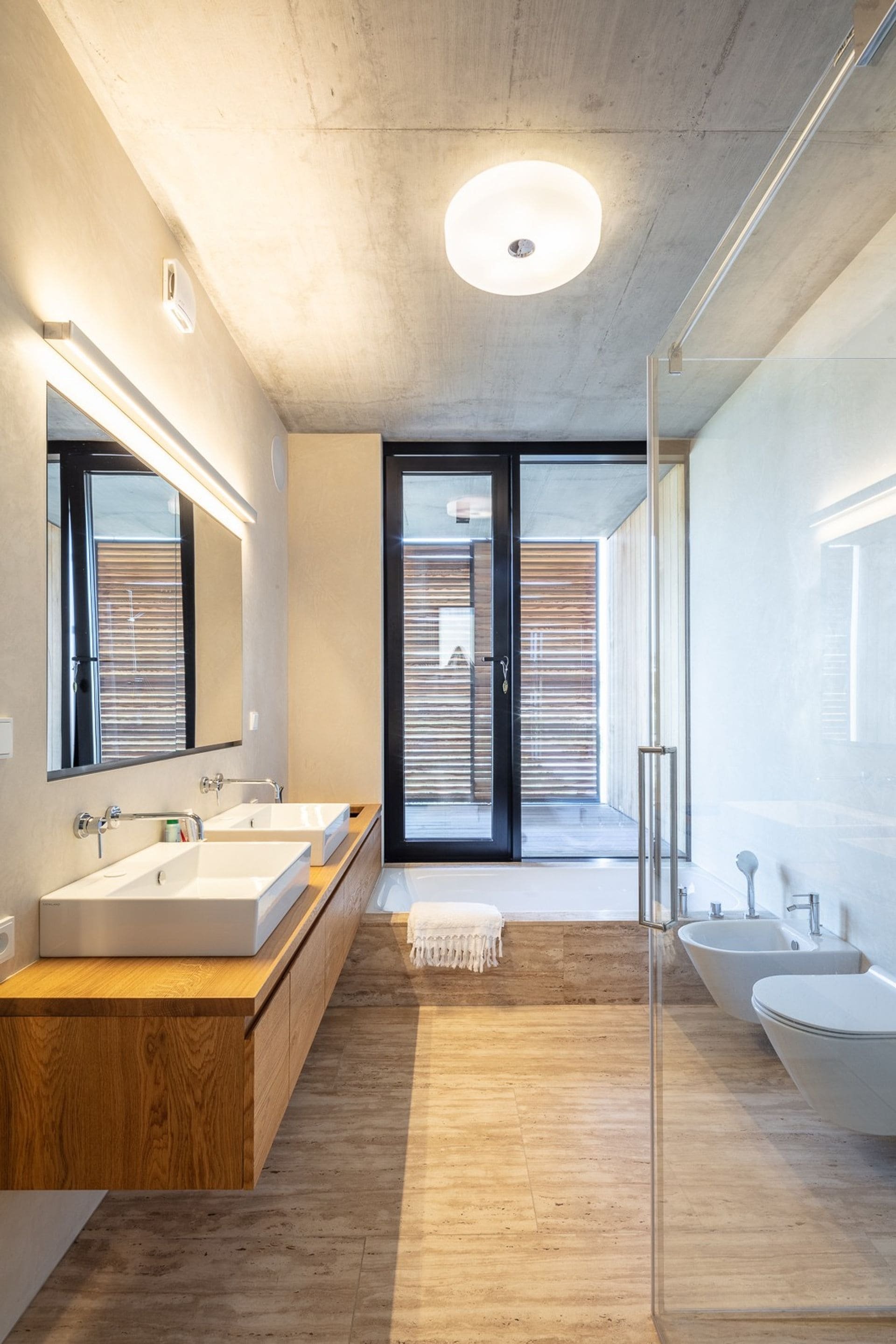 Atriový dům s kamennou fasádou