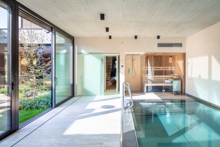 Atriový dům s kamennou fasádou