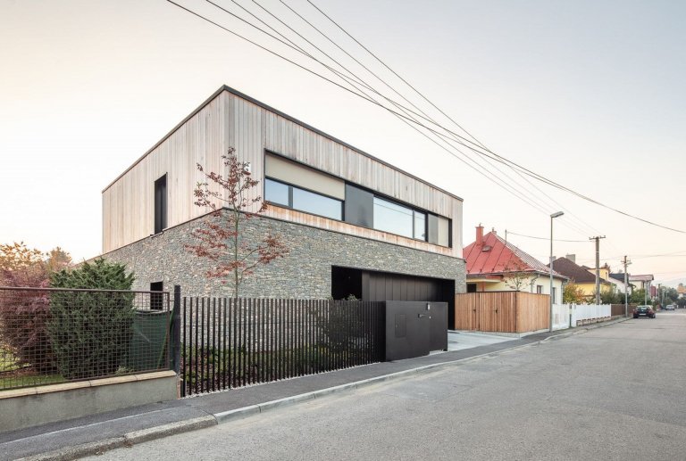 Atriový dům s kamennou fasádou