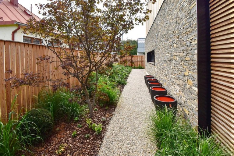 Atriový dům s kamennou fasádou