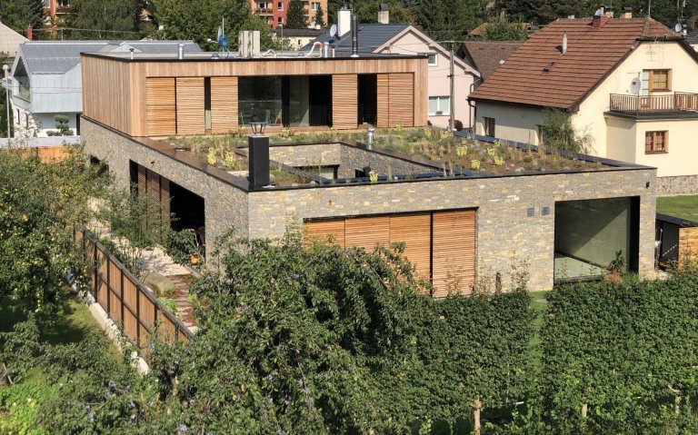 Atriový dům s kamennou fasádou