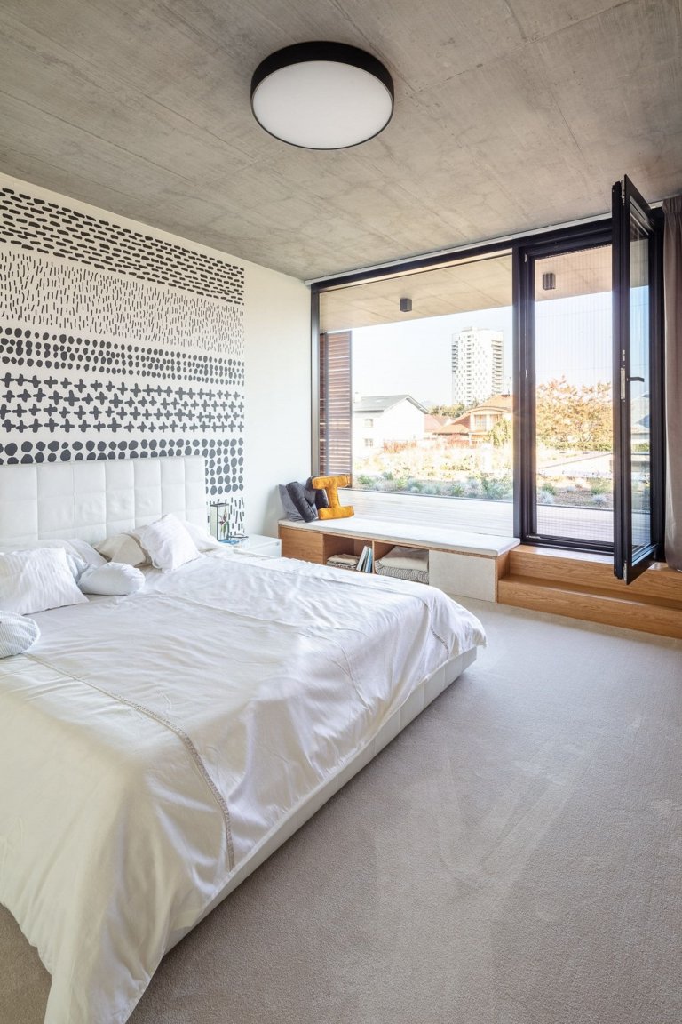 Atriový dům s kamennou fasádou